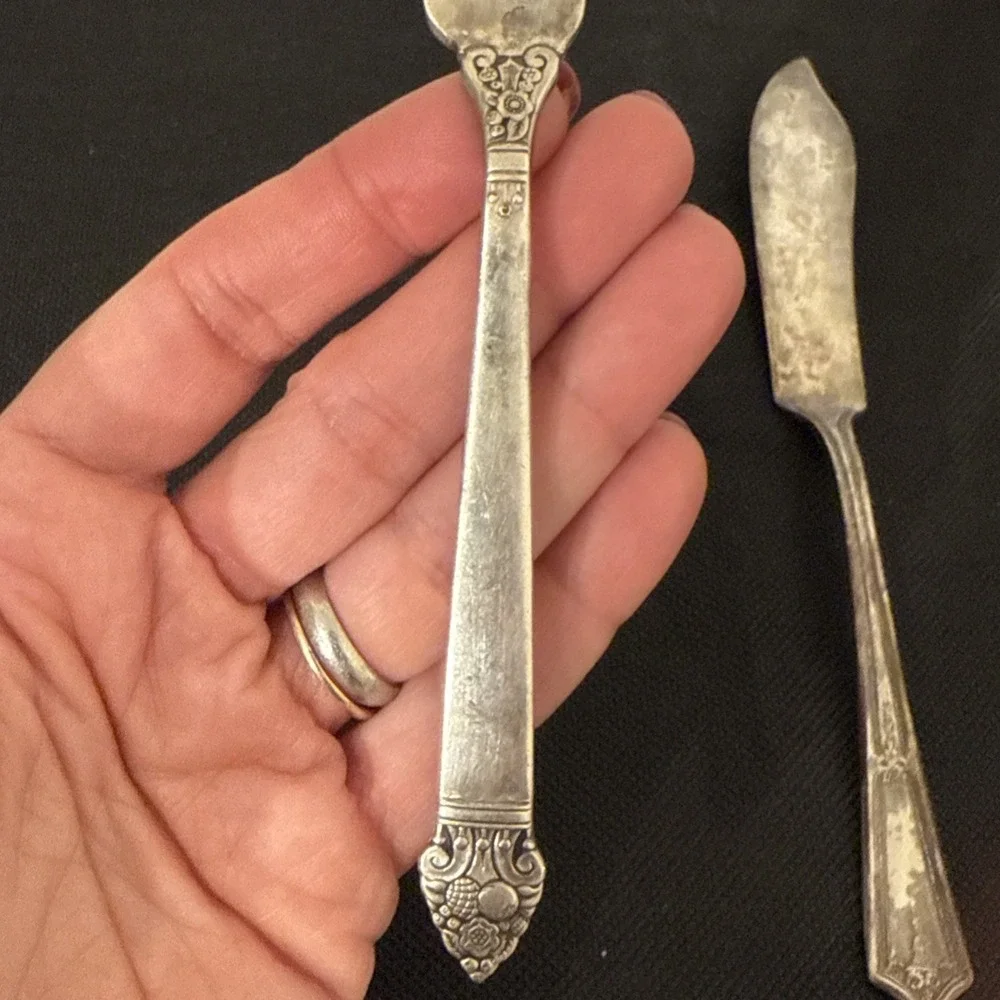 2 Vintage Silverplated Butter‎ Knives Different Brands/Styles-Silverplate